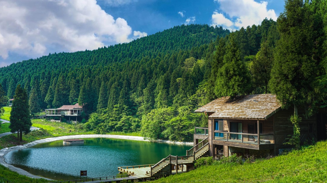 重庆一森林公园天池湖底惊现304不锈钢 网友吵翻了！