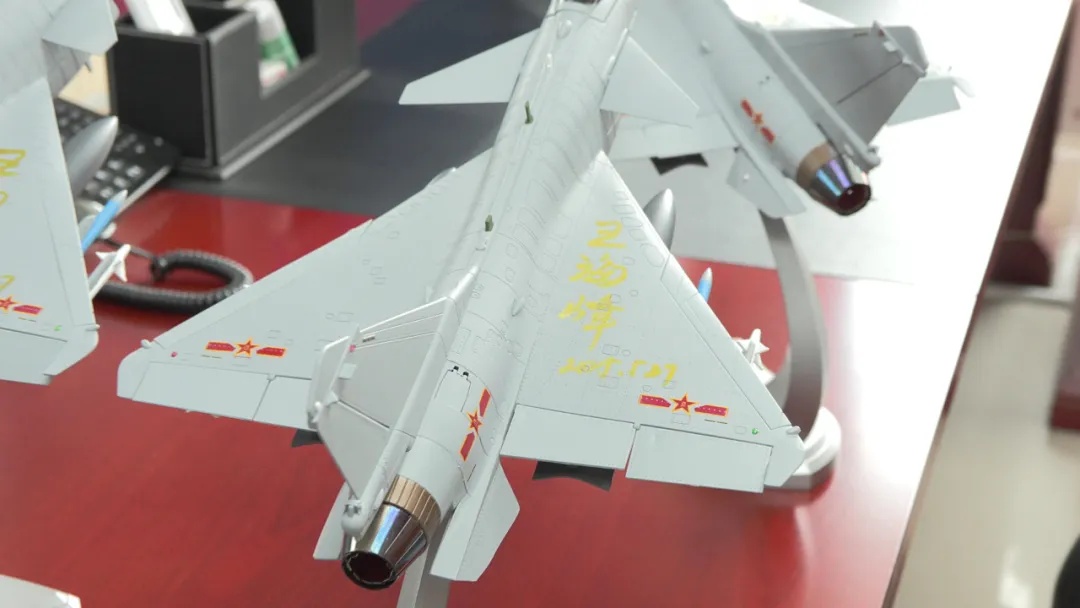 根本签不完……歼-10C总师回母校西工大，秒变“追星”现场