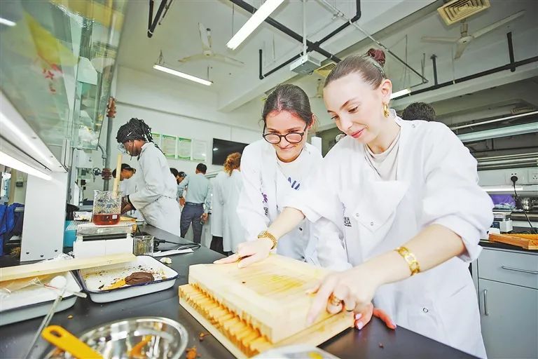 江西中医药“圈粉”外国友人,靠的是啥? 江西中医药“圈粉”外国友人,靠的是啥?