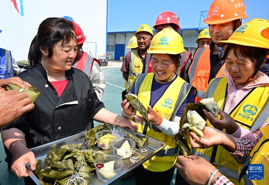 山东青岛:工地趣味游戏迎端午 山东青岛:工地趣味游戏迎端午