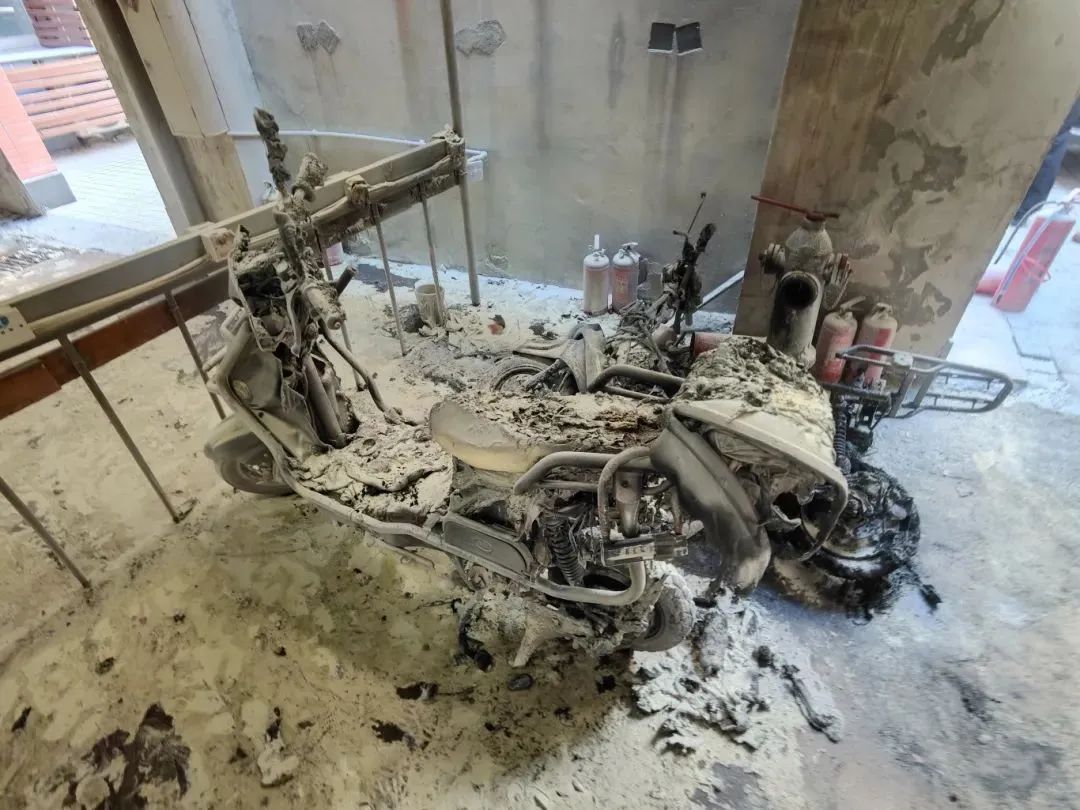 事发上海街头！烈焰噬车，浓烟锁街，生死3秒…上海消防提醒：这些行为危险重重！