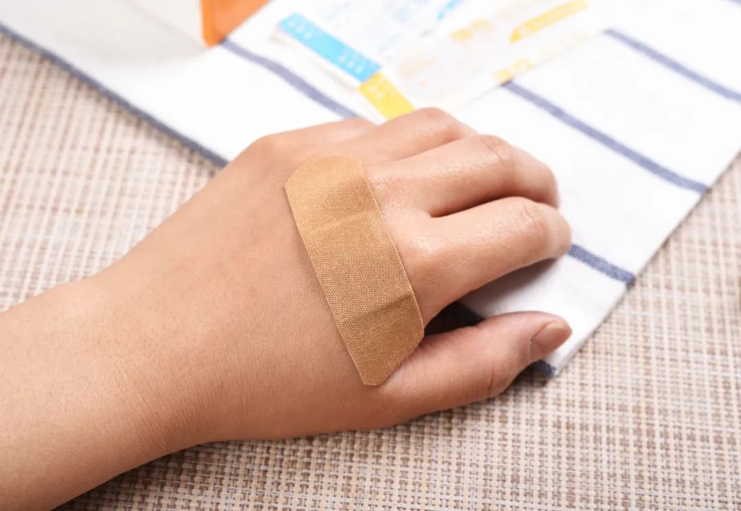创口贴不能随便贴！这几种情况要注意→