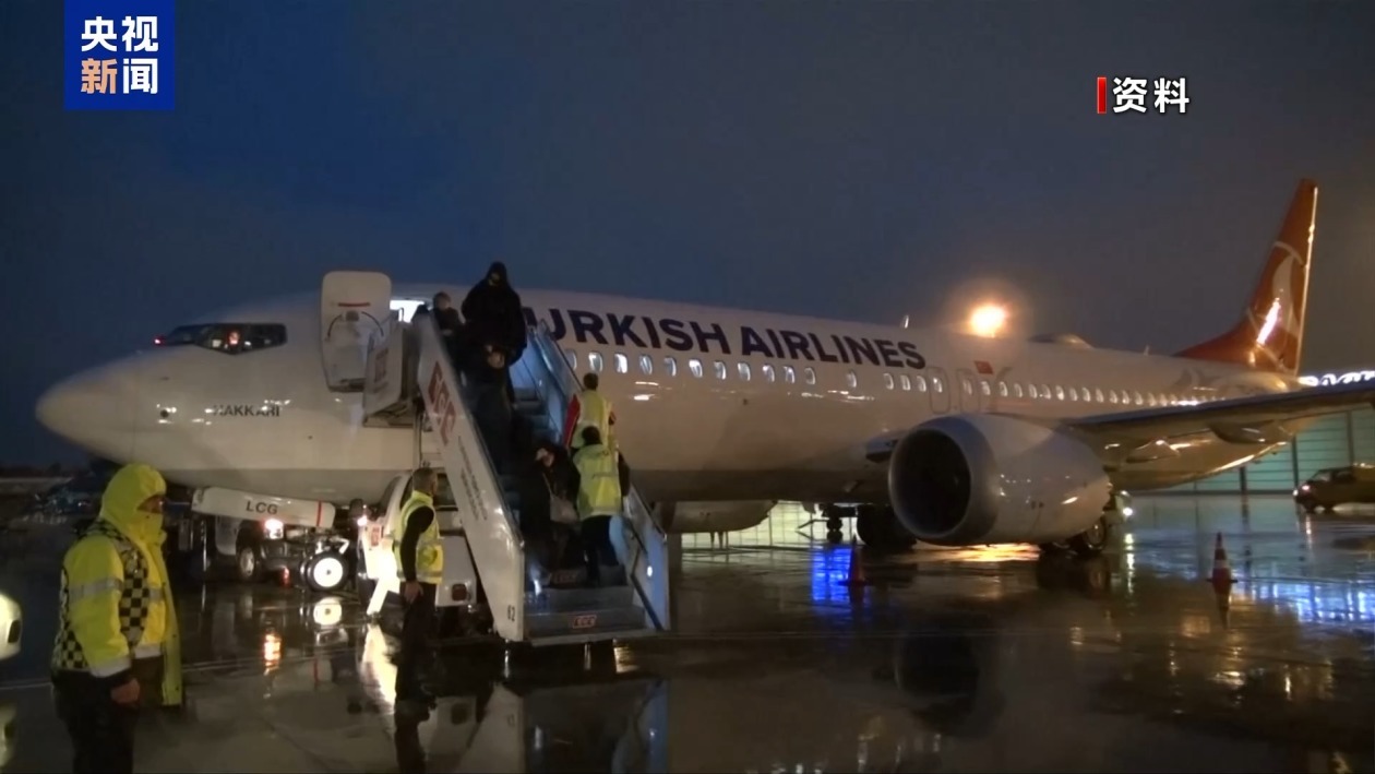 飞机没停稳就拿行李?土耳其民航新规:罚款 飞机没停稳就拿行李?土耳其民航新规:罚款