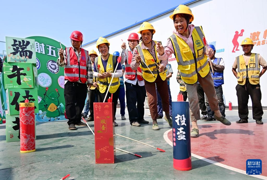 山东青岛:工地趣味游戏迎端午 山东青岛:工地趣味游戏迎端午