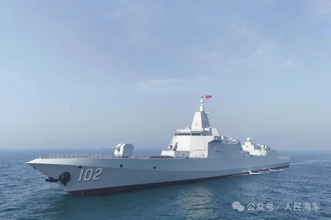 万吨大驱现身!画面→ 万吨大驱现身!画面→