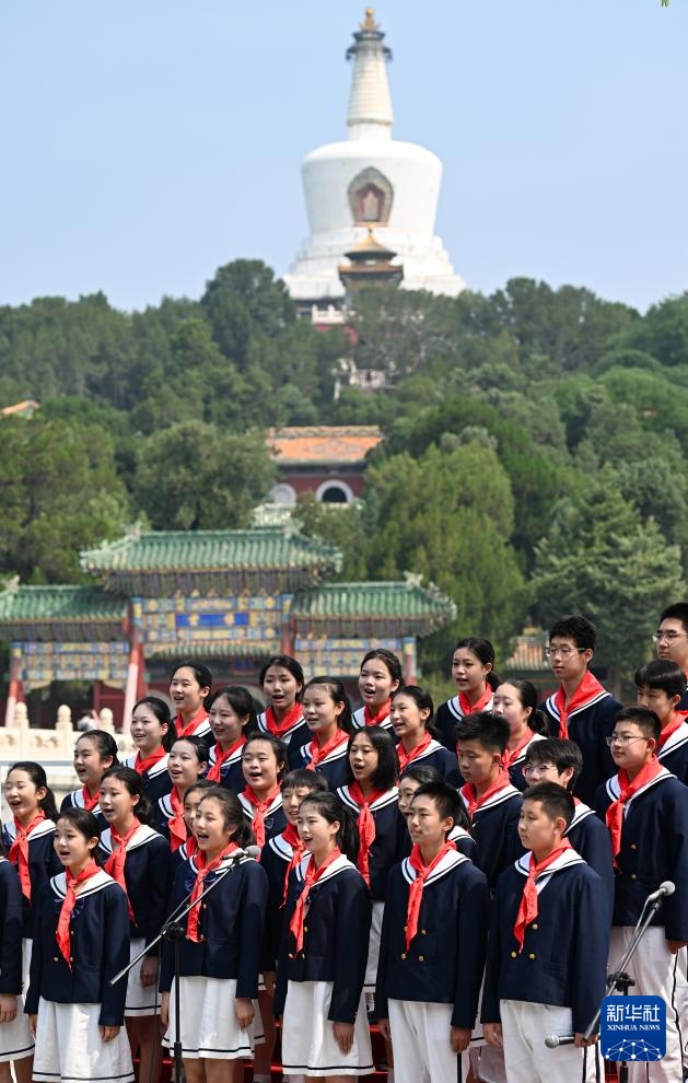 白塔下放歌迎“六一” 白塔下放歌迎“六一”