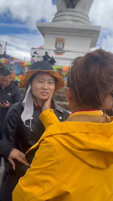 央视主持人朱迅在景区救人！发现女游客身体不适，第一时间冲上去