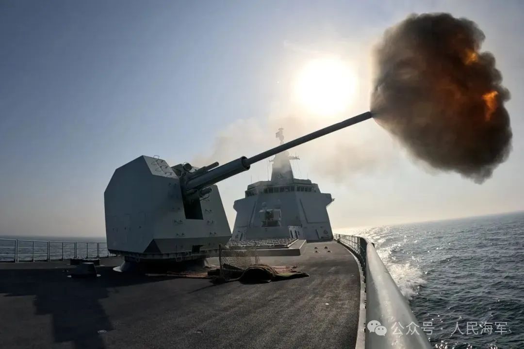 万吨大驱现身!画面→ 万吨大驱现身!画面→