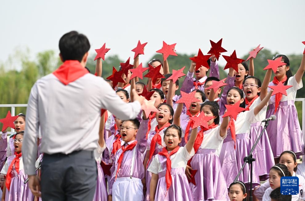 白塔下放歌迎“六一” 白塔下放歌迎“六一”