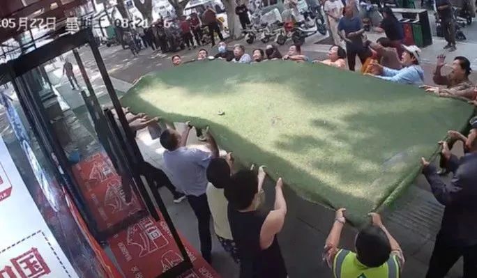 惊险现场！102岁老人坠楼！被众人合力接住！