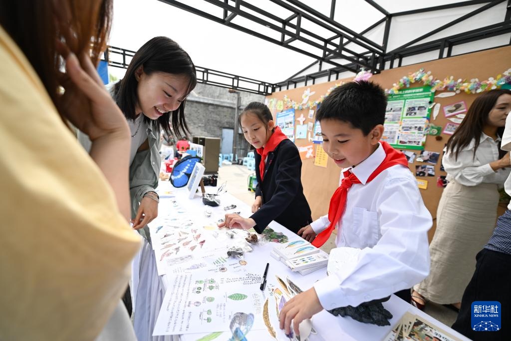 白塔下放歌迎“六一” 白塔下放歌迎“六一”