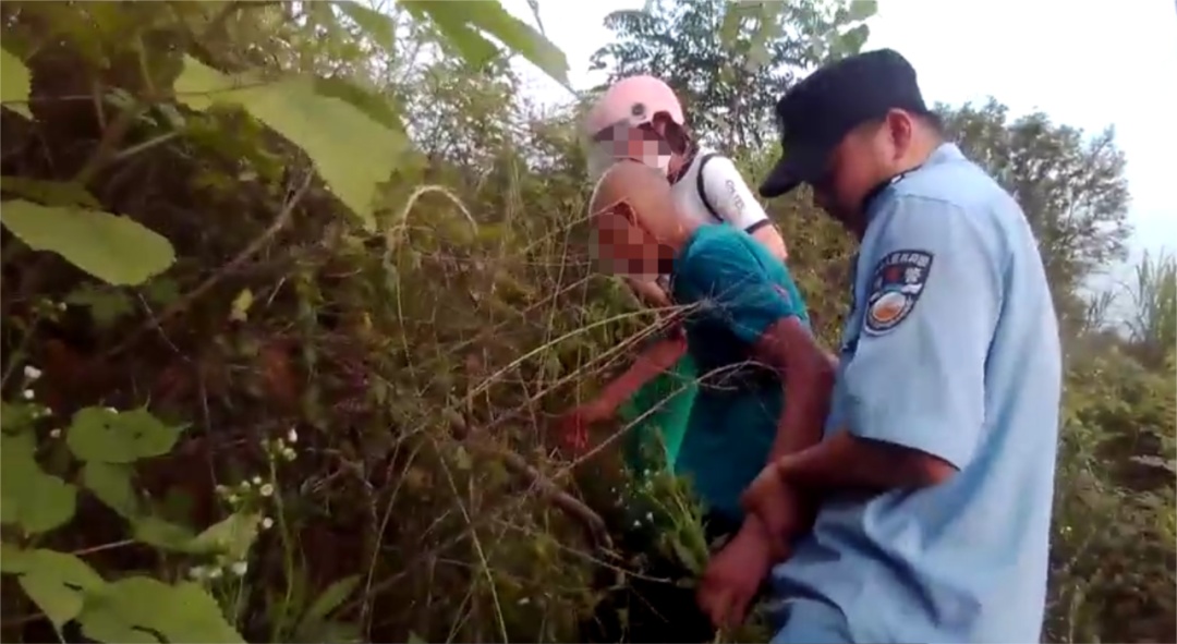 心疼!走失老人栽倒荆棘丛中,民警40分钟找回 心疼!走失老人栽倒荆棘丛中,民警40分钟找回