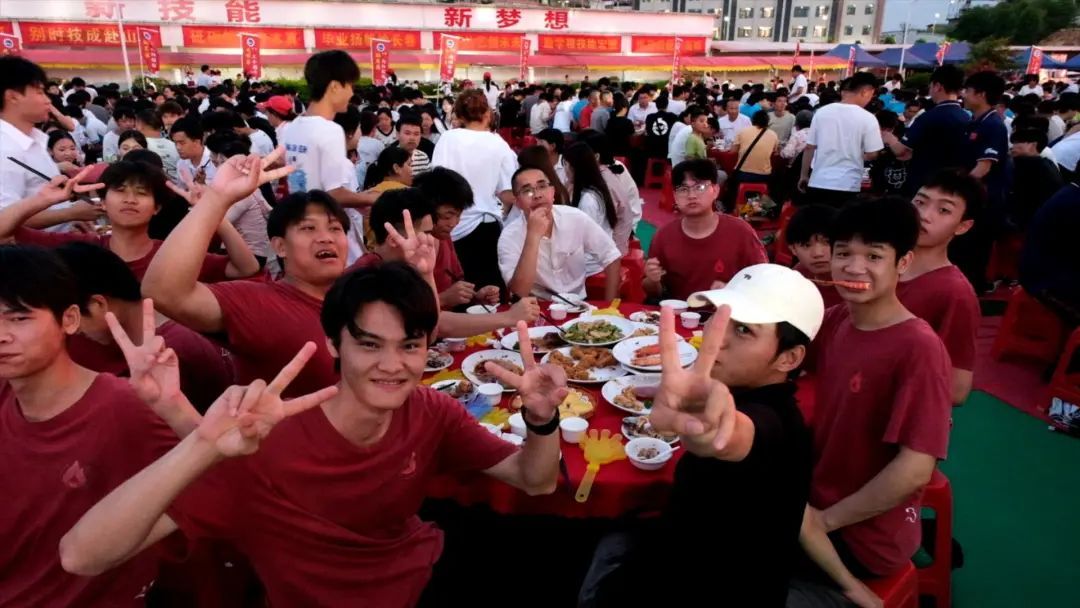 广东一学校摆500桌送别毕业生,网友:隔着屏幕已经馋哭了,校方:想让告别更有温度 广东一学校摆500桌送别毕业生,网友:隔着屏幕已经馋哭了,校方:想让告别更有温度