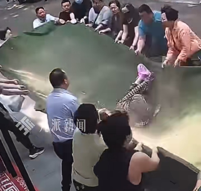 102岁老人3楼坠落被稳稳接住,救人者发声:再晚几秒就悬了 102岁老人3楼坠落被稳稳接住,救人者发声:再晚几秒就悬了