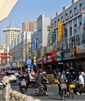 清晨就开始排队！一天卖出1万个！心急的老呼市人已提前出动！没人能空手走出这100米…