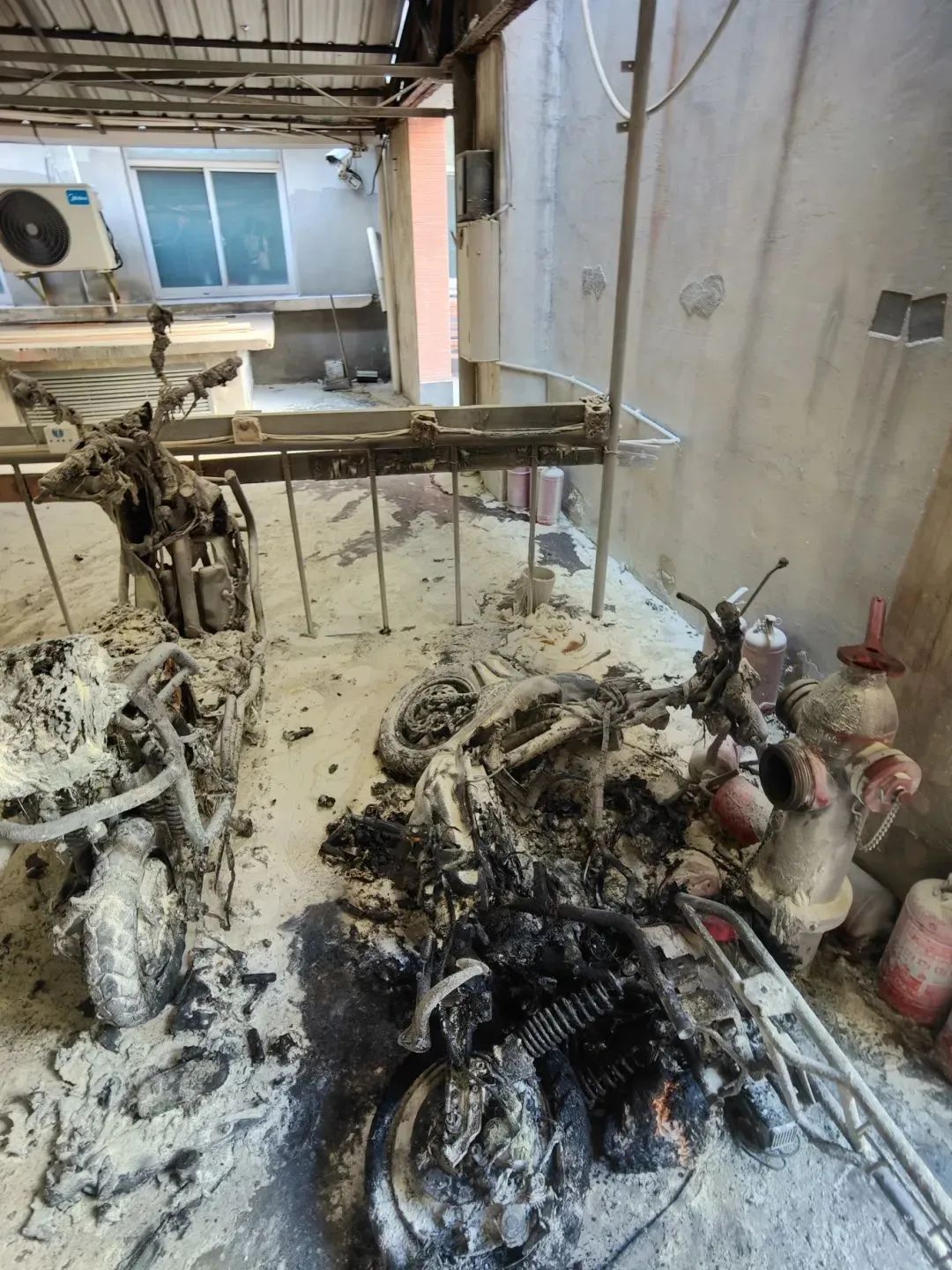 事发上海街头！烈焰噬车，浓烟锁街，生死3秒…上海消防提醒：这些行为危险重重！