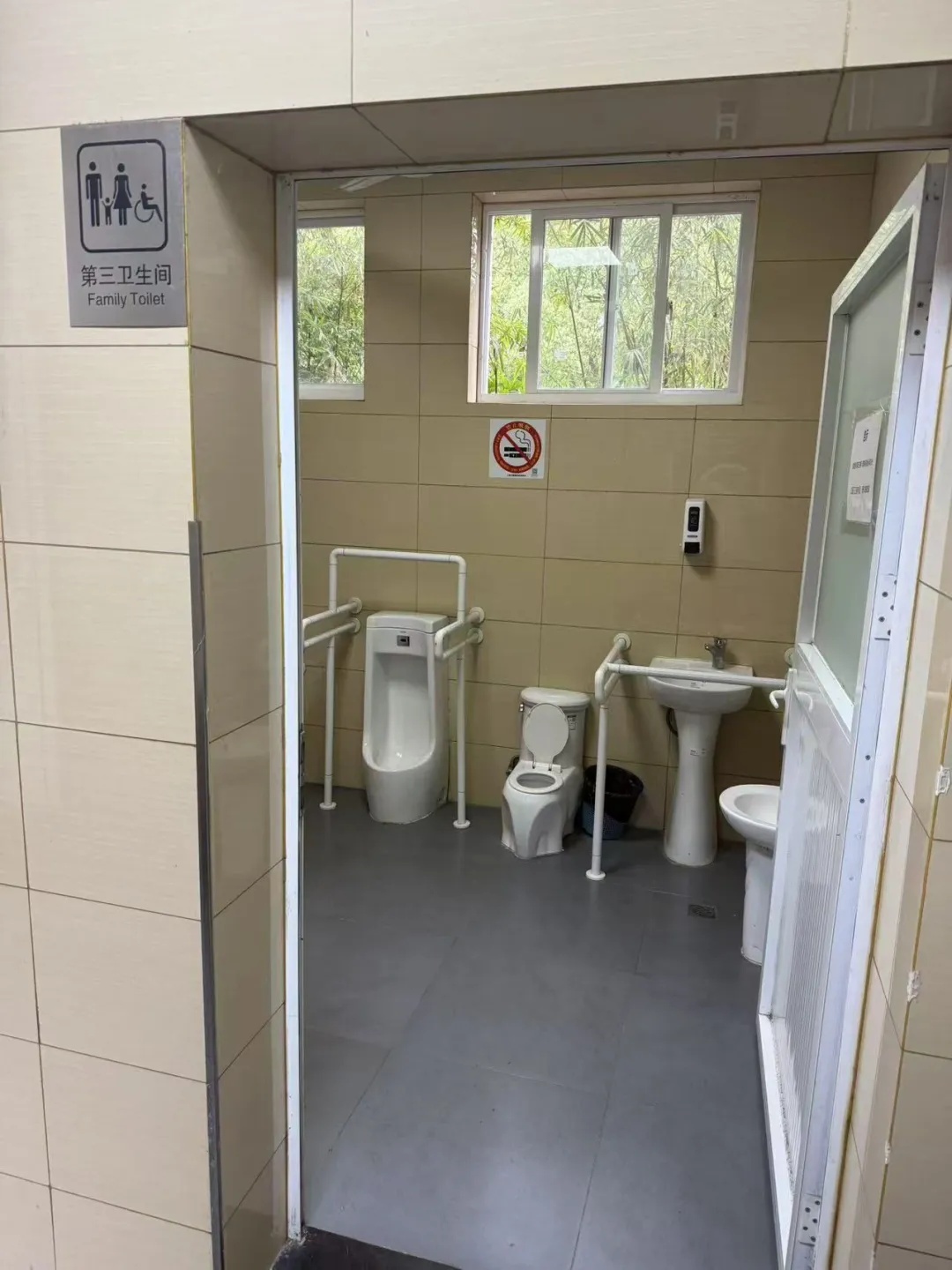 上海九旬老夫妻逛公园，却因一则“预约”双双遇险！管理方回应→