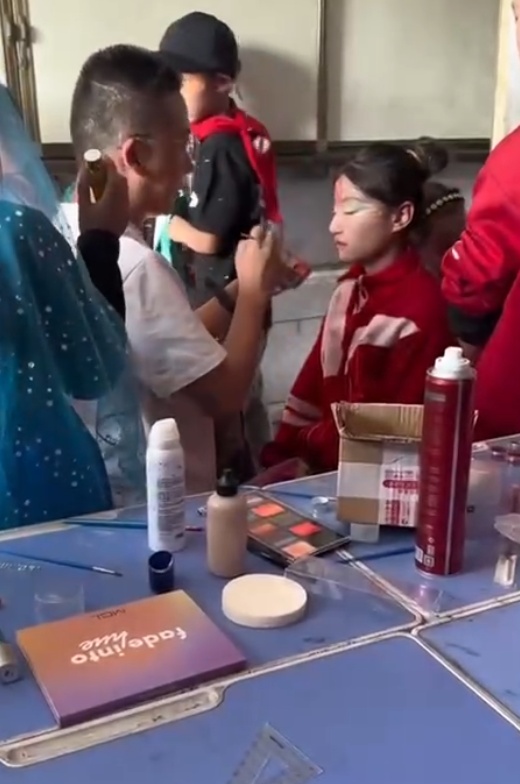 揉面式化妆!甘肃男老师给学生化妆1分钟10个:往年儿童节也这样化妆 揉面式化妆!甘肃男老师给学生化妆1分钟10个:往年儿童节也这样化妆