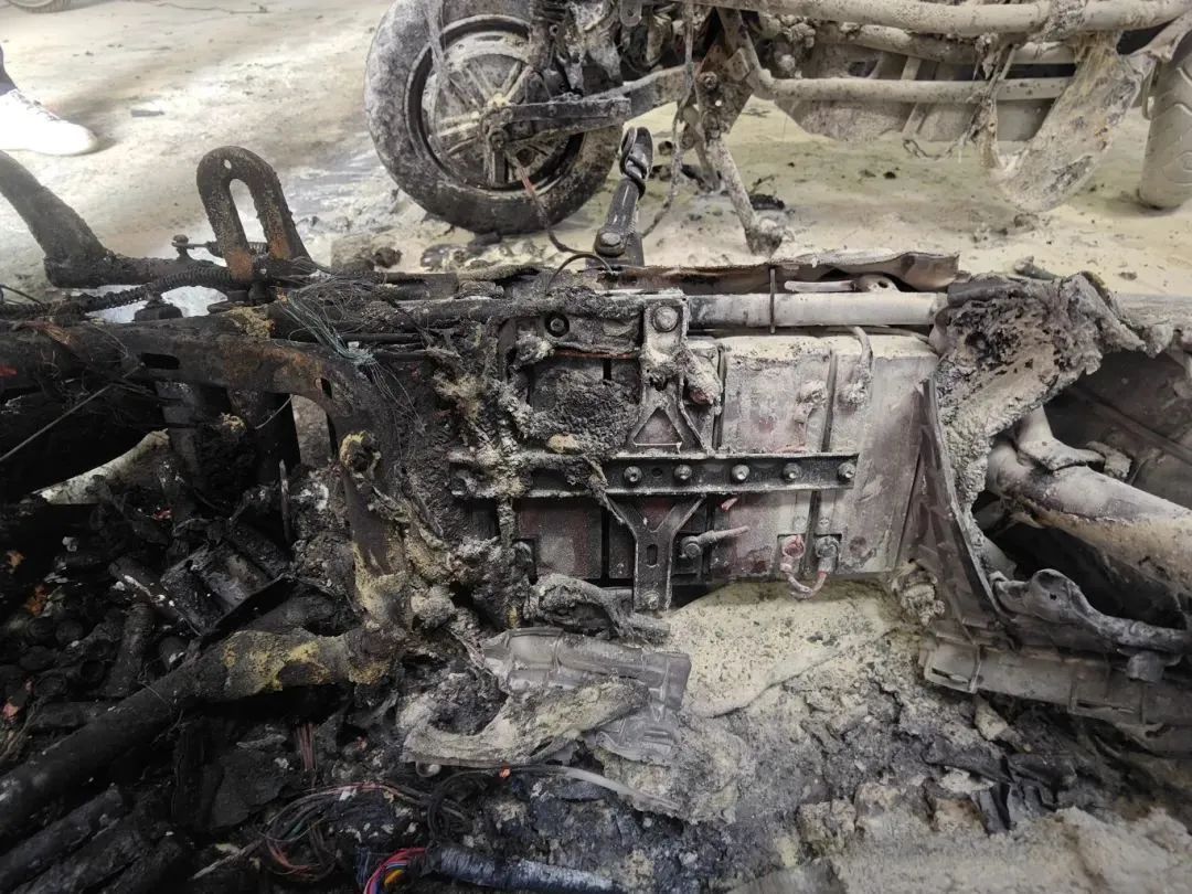 事发上海街头！烈焰噬车，浓烟锁街，生死3秒…上海消防提醒：这些行为危险重重！