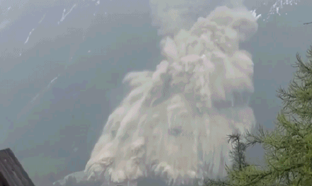 阿尔卑斯山发生大规模冰川断裂崩塌