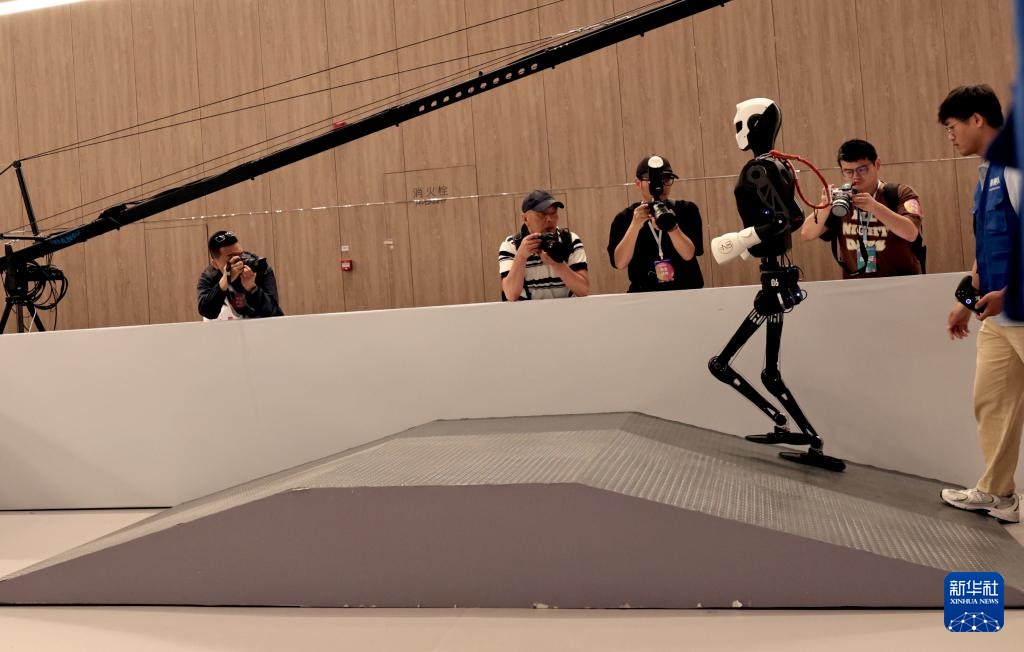 上海举行国际人形机器人技能大赛 上海举行国际人形机器人技能大赛