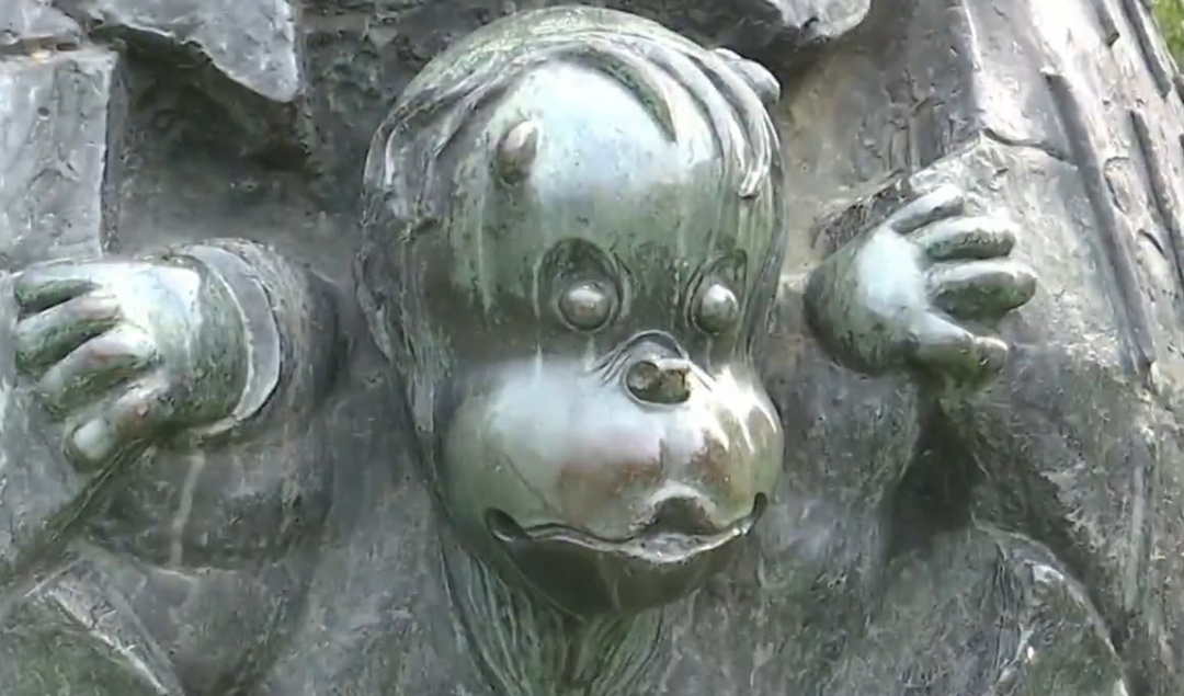 苏州一公园“司马光砸缸”雕塑被指像猴，官方回应