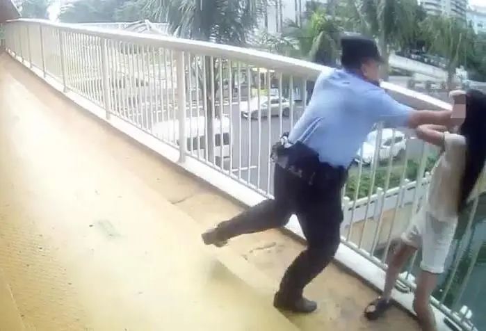 海口一女子因感情纠纷欲轻生,辅警果断夺刀救人 海口一女子因感情纠纷欲轻生,辅警果断夺刀救人