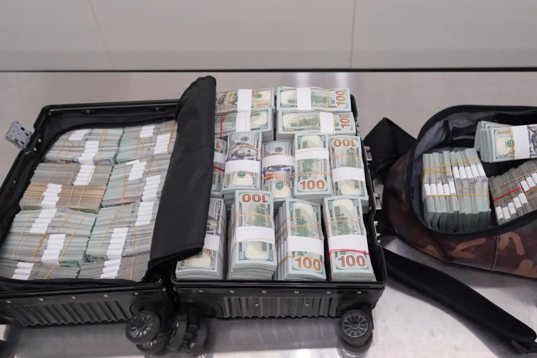 深圳海关在一旅客行李箱查获100面额美元现金20多捆，共计230万美元