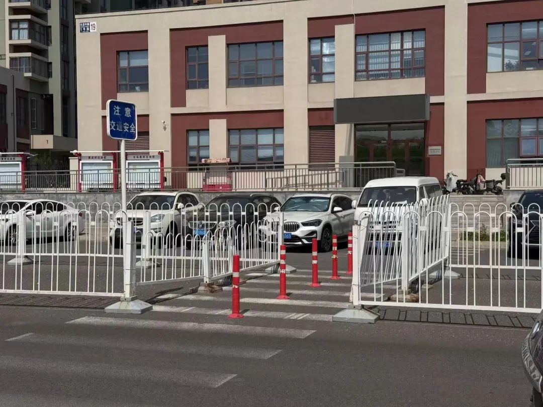 集装箱围挡,车辆随意停放…北京这条路何时能顺畅通行? 集装箱围挡,车辆随意停放…北京这条路何时能顺畅通行?