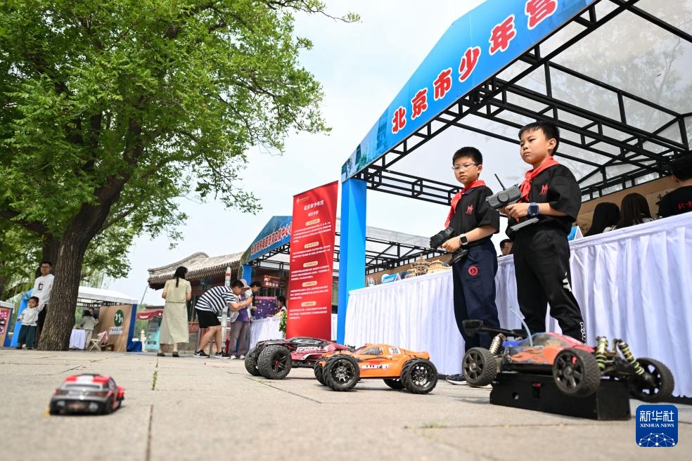 白塔下放歌迎“六一” 白塔下放歌迎“六一”