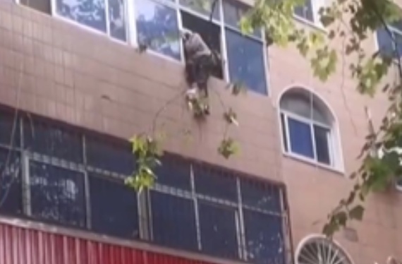 太惊险!102岁老人坠楼被众人稳稳接住 太惊险!102岁老人坠楼被众人稳稳接住