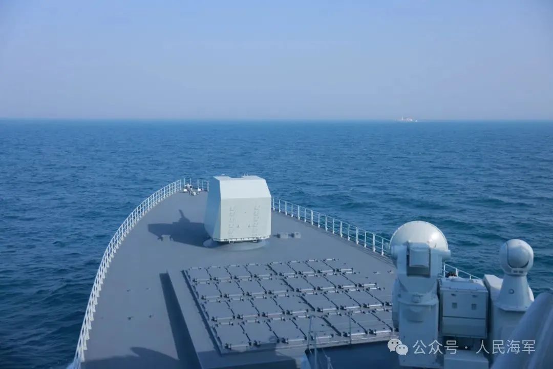 万吨大驱现身!画面→ 万吨大驱现身!画面→