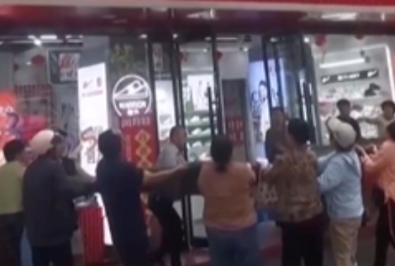 太惊险!102岁老人坠楼被众人稳稳接住 太惊险!102岁老人坠楼被众人稳稳接住