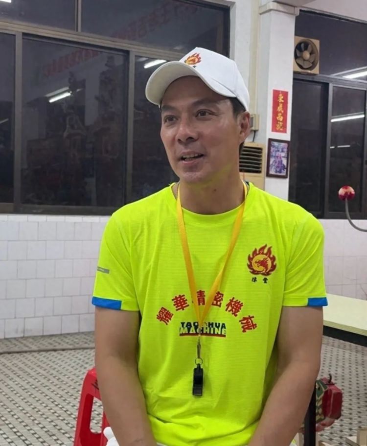 广东叠滘龙舟赛鼓手谈“撞脸吴彦祖”:有压力,希望大家不要讨厌“山寨版”吴彦祖 广东叠滘龙舟赛鼓手谈“撞脸吴彦祖”:有压力,希望大家不要讨厌“山寨版”吴彦祖