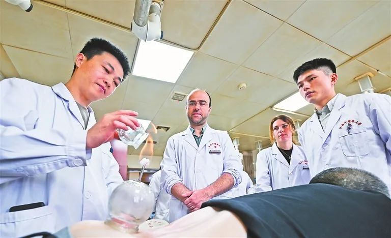 江西中医药“圈粉”外国友人,靠的是啥? 江西中医药“圈粉”外国友人,靠的是啥?