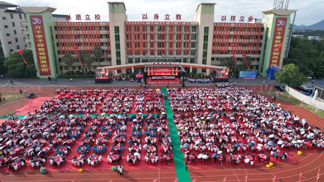 广东一学校摆500桌送别毕业生,网友:隔着屏幕已经馋哭了,校方:想让告别更有温度 广东一学校摆500桌送别毕业生,网友:隔着屏幕已经馋哭了,校方:想让告别更有温度