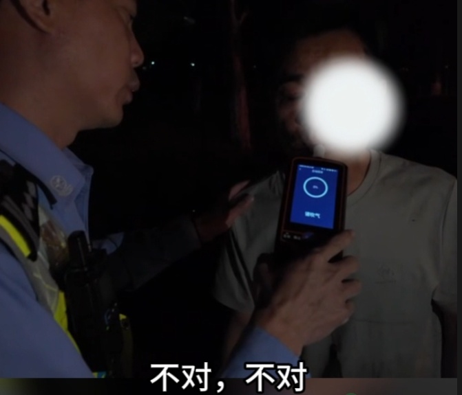 看到交警就跑?鞋都跑掉了......果然有猫腻! 看到交警就跑?鞋都跑掉了......果然有猫腻!