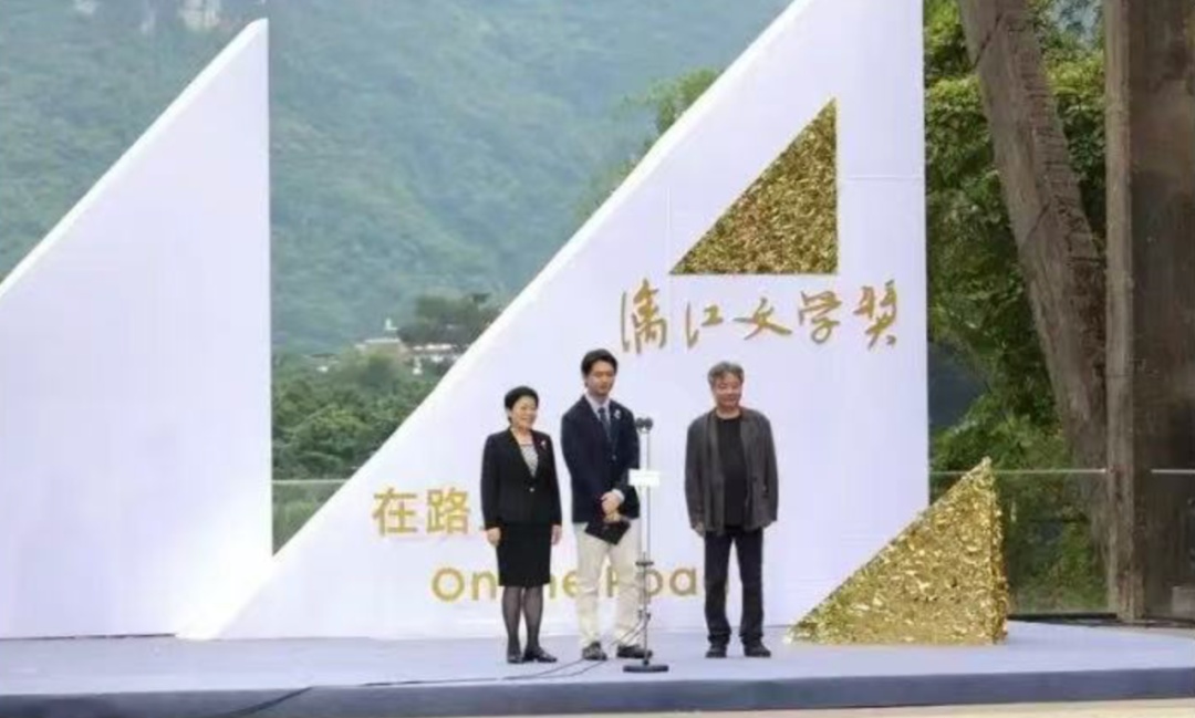 开场逗笑余华，结尾催泪全场：“越过山丘，却发现无人等候……”