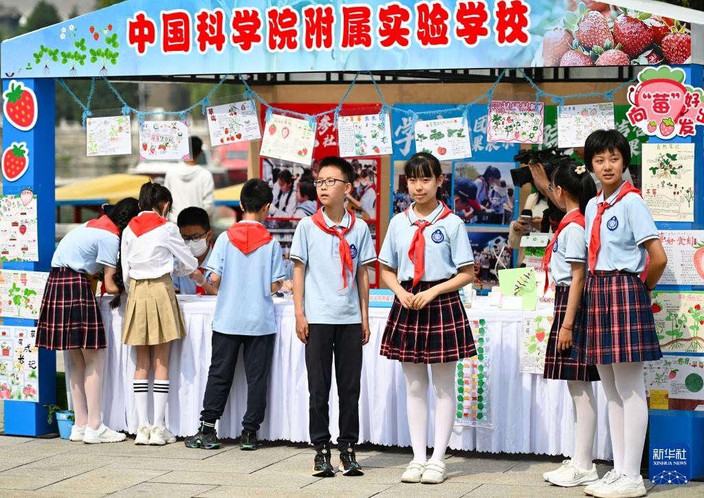 白塔下放歌迎“六一” 白塔下放歌迎“六一”