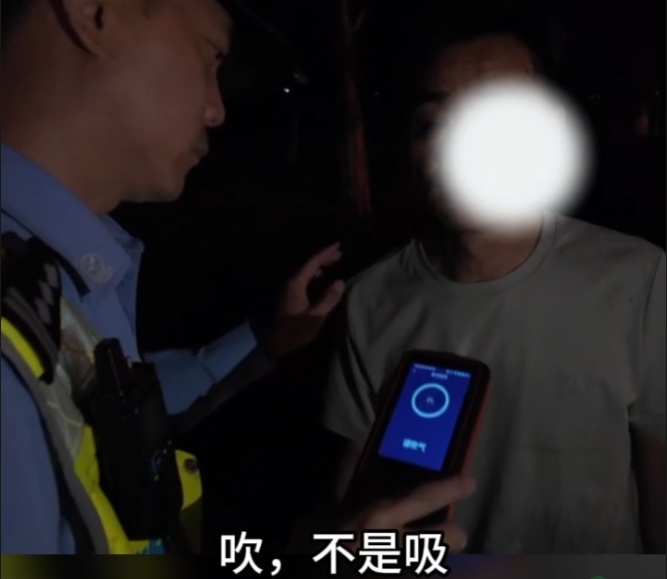 看到交警就跑?鞋都跑掉了......果然有猫腻! 看到交警就跑?鞋都跑掉了......果然有猫腻!