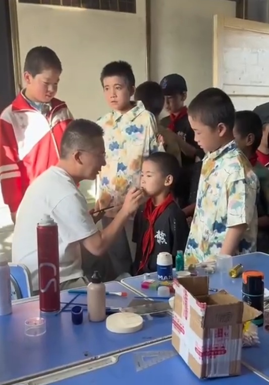 揉面式化妆!甘肃男老师给学生化妆1分钟10个:往年儿童节也这样化妆 揉面式化妆!甘肃男老师给学生化妆1分钟10个:往年儿童节也这样化妆