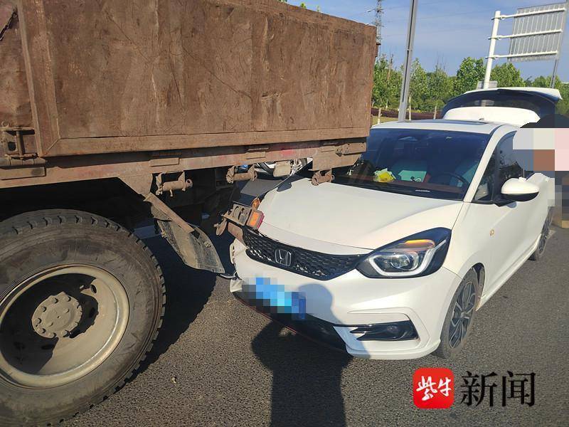 跟车太近追尾重型货车,所幸司机无大碍 跟车太近追尾重型货车,所幸司机无大碍