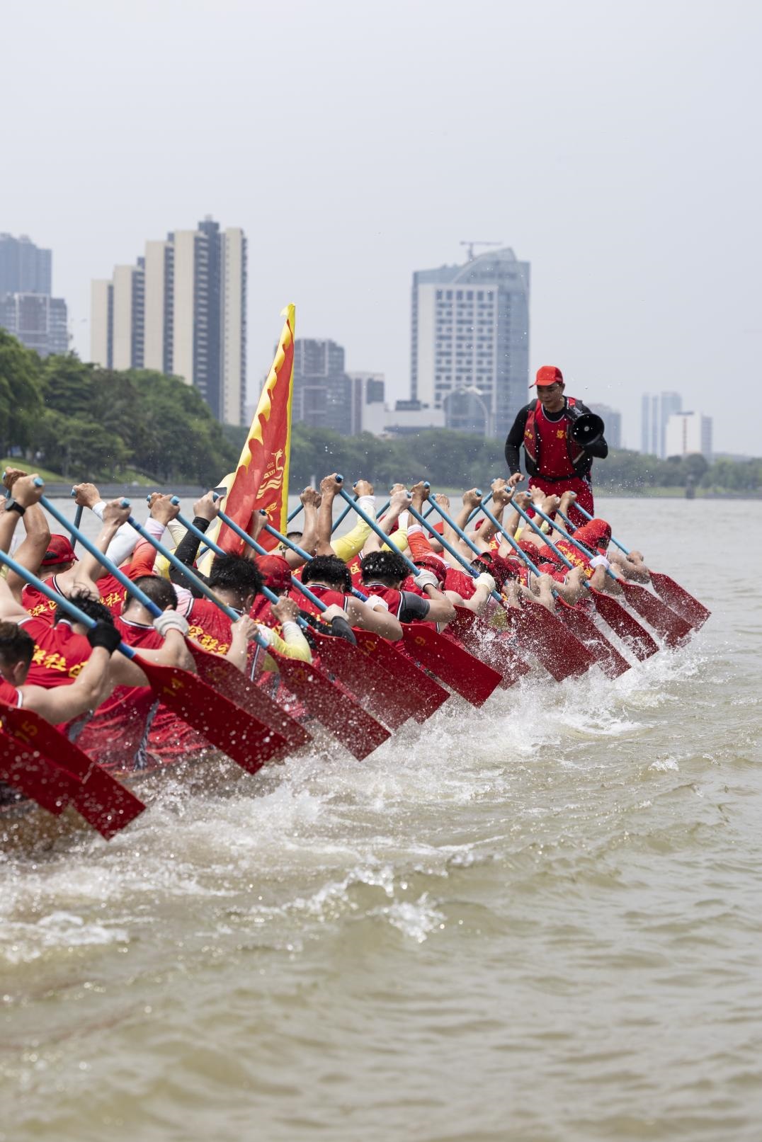 燃爆了！快来看看广东人扒龙舟有多拼？