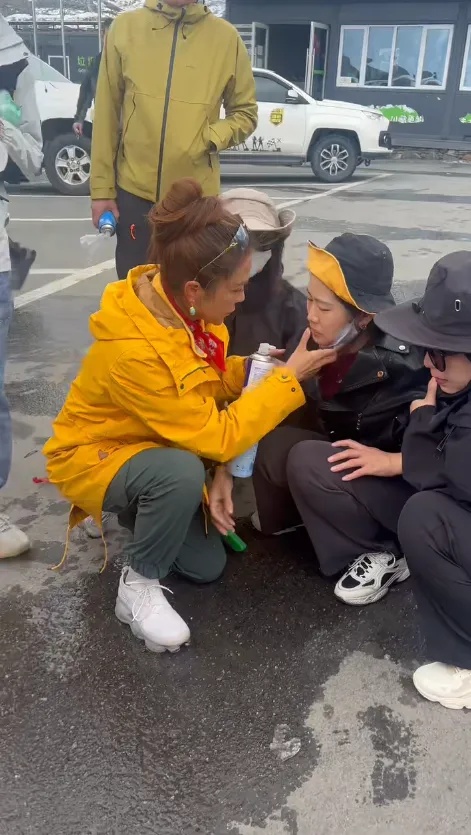 央视主持人在四川景区救人冲上热搜!这件事千万重视→ 央视主持人在四川景区救人冲上热搜!这件事千万重视→