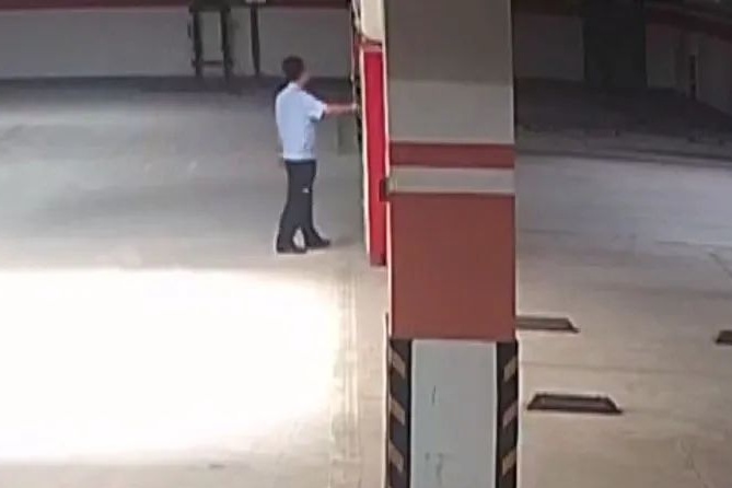 全偷了!业主穿“制服”在小区狠“赚”万元,被全小区送进警局 全偷了!业主穿“制服”在小区狠“赚”万元,被全小区送进警局