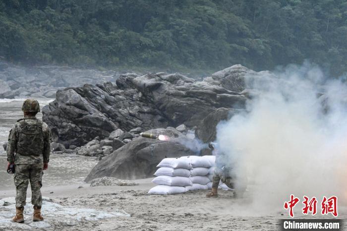西藏军区某部高原峡谷实弹射击 锤炼实战能力 西藏军区某部高原峡谷实弹射击 锤炼实战能力