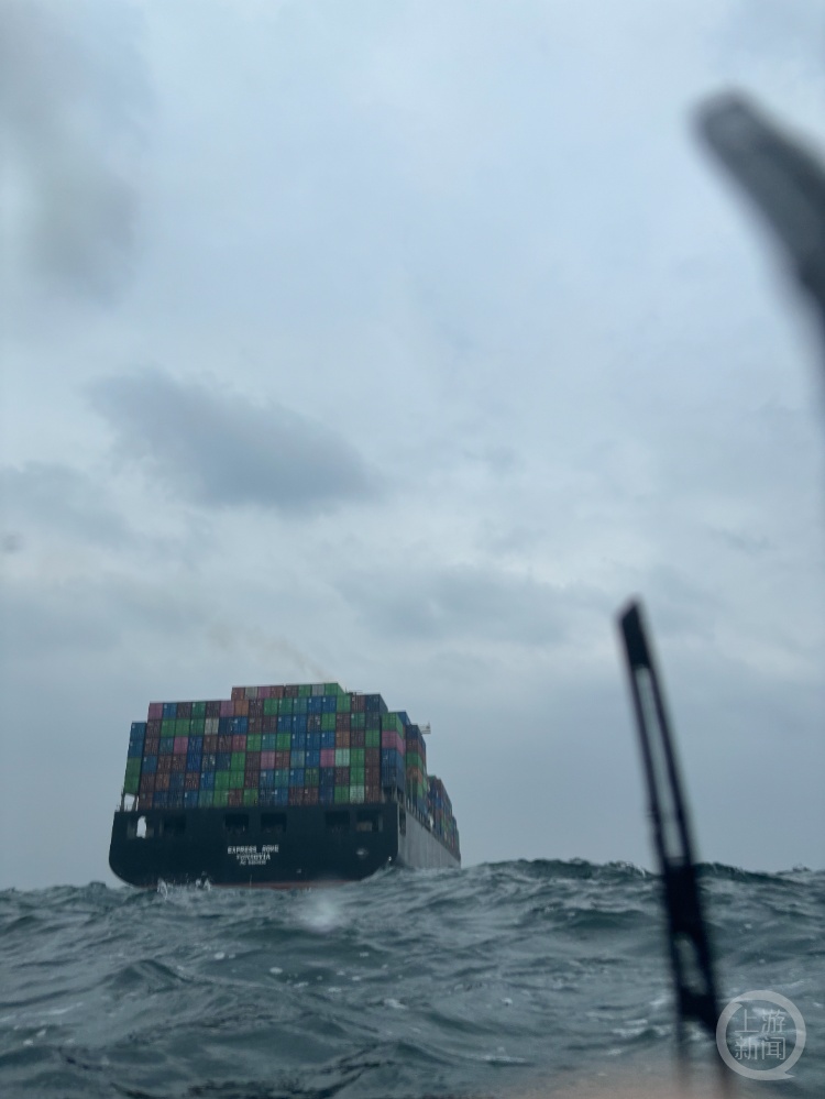 海上漂流7小时!珠海一男子划皮划艇出海被浪打翻,“当时很绝望,又冷又渴……” 海上漂流7小时!珠海一男子划皮划艇出海被浪打翻,“当时很绝望,又冷又渴……”