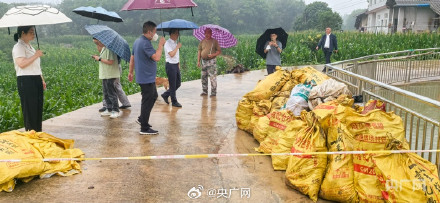 湖南一溶洞清出垃圾3000斤 湖南一溶洞清出垃圾3000斤