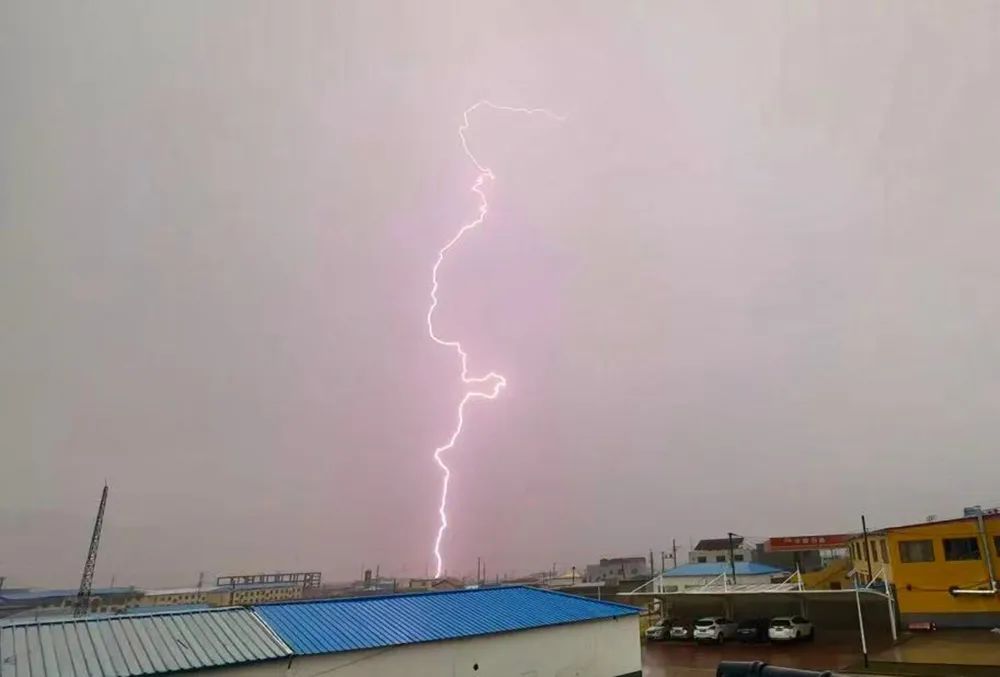 实拍!青海曲麻莱出现强雷电天气 实拍!青海曲麻莱出现强雷电天气