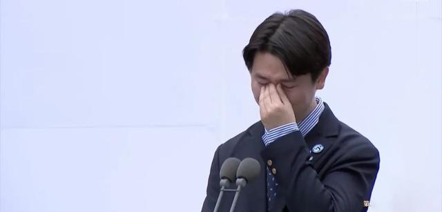 他的作品《泥潭》即将出版!余华回应被“刀”...... 他的作品《泥潭》即将出版!余华回应被“刀”......